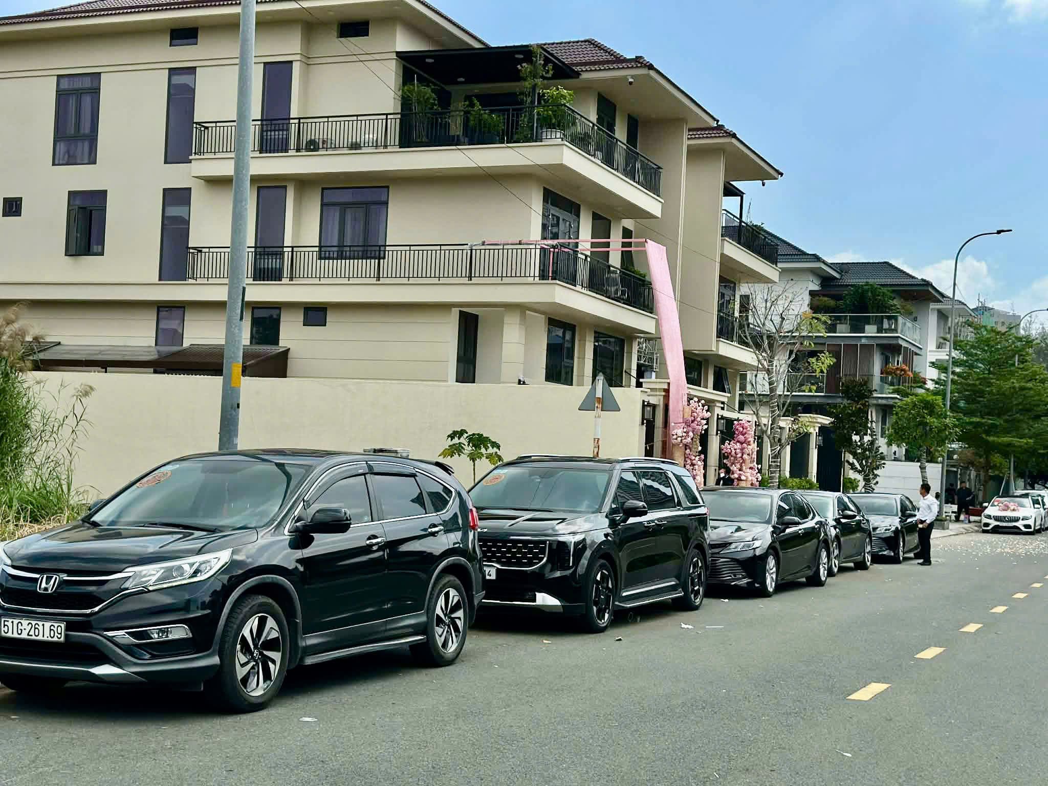 Private Car: Tan Son Nhat Airport (SGN) to/from Saigon Districts - image 5